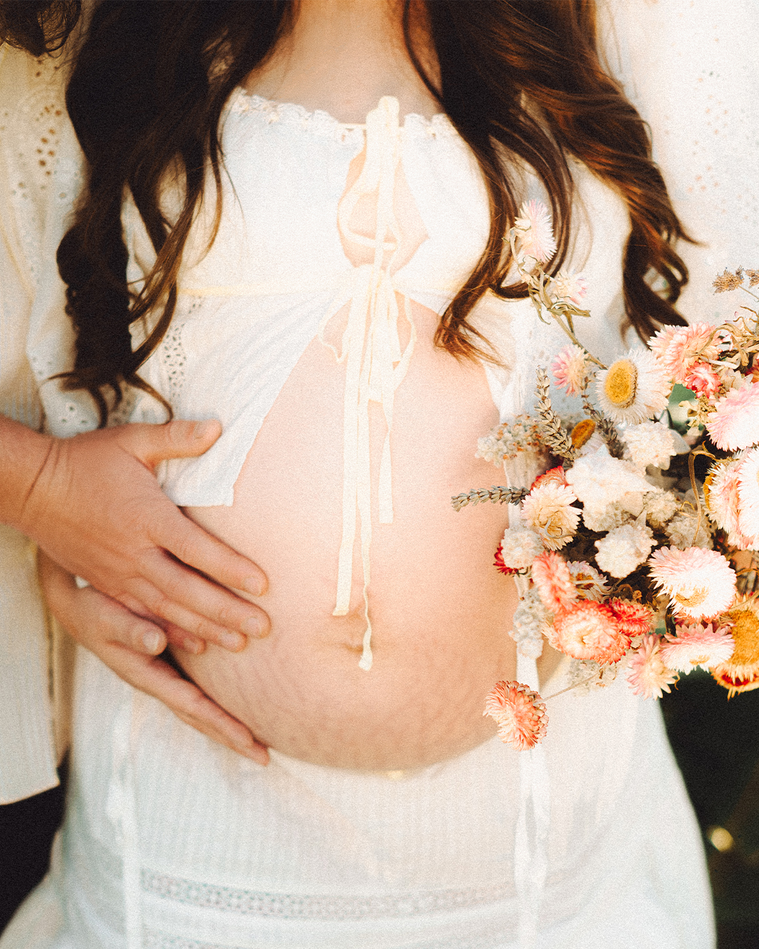Lovestory Pregnancy Announcement Among the Sunflowers of the Wooden Shoe Tulip Farm — photograph 5 of 39